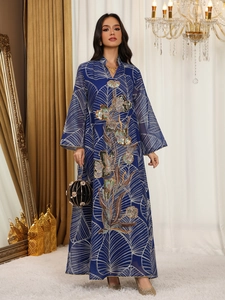 Dettaglio di un elegante abito lungo in mesh blu con ricami floreali di paillettes