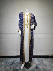 Détail du caftan marocain avec imprimé plumes dorées et broderie tressée ornée