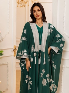 Broderie de paillettes argentées et franges à glands sur une robe abaya verte de luxe