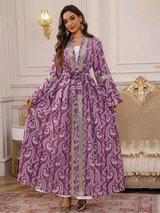 Dettaglio dell'abaya viola ricamata con paillettes dorate e raffinati motivi a foglia
