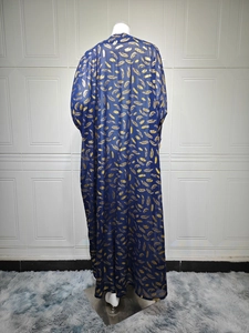 Détail d'un cardigan en mousseline bleu marine avec imprimés plumes dorées sur un mannequin