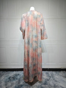 Vue détaillée du dos d'une robe longue ample à imprimé abstrait coloré pour femme