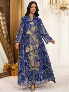 Elegante abito lungo in rete blu con ricamo floreale di paillettes e motivi a foglia.