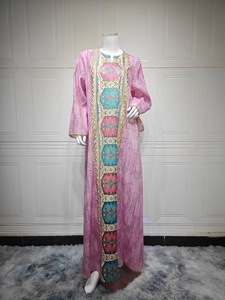 Broderie détaillée sur une robe Kaftan rose avec motifs géométriques bleu et or