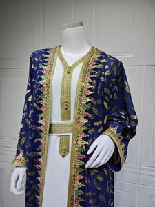 Détails de broderie de plumes dorées et glands sur un caftan en mousseline bleu marine