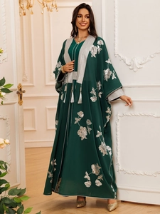 Détail de l'abaya vert foncé avec broderie florale argentée et liens à glands au cou