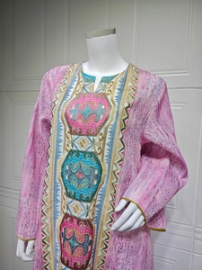 Détail de la robe rose à manches longues avec broderie ethnique et sequins brillants