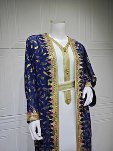 Détail du caftan bleu marine avec plumes dorées et bordures de pompons à paillettes colorés