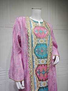 Vue détaillée du caftan rose bohème avec broderies dorées et motifs floraux ethniques