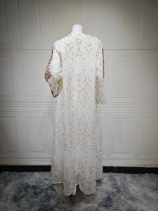 Vue arrière d'un caftan blanc avec broderie dorée et détails floraux sur les manches