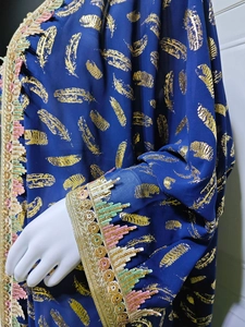 Détail d'Abaya bleu marine avec imprimé plumes dorées et broderie de paillettes raffinée