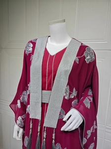 Détail de l'abaya bordeaux avec broderie florale à paillettes argentées et franges grises
