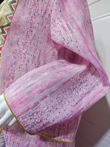 Broderie détaillée et paillettes sur tunique bohème rose avec texture plissée