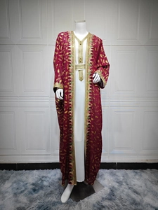 Détail d'une robe en mousseline bordeaux avec plumes dorées et broderies florales 3D