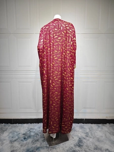 Vue arrière du caftan abaya bordeaux avec élégant imprimé plumes dorées à la feuille