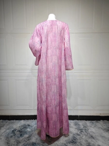 Détails du dos de cette robe abaya rose imprimée à manches longues et liseré jaune