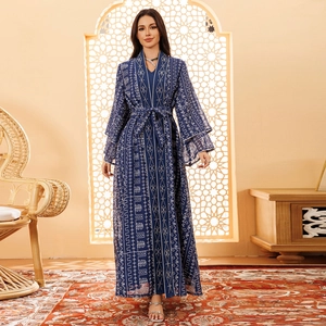 Robe longue élégante en tulle brodé bleu marine avec motifs géométriques et manches cloches