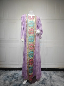 Détail d'un caftan violet clair montrant des broderies géométriques et des bordures dorées