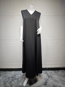 Nahaufnahme eines eleganten schwarzen ärmellosen Maxikleids mit lockerer A-Linien-Abaya