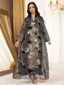 Elegante abito lungo in rete nera con intricati ricami di paillettes floreali per donna