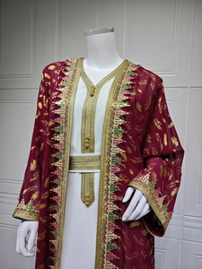 Détails du caftan en mousseline bordeaux avec broderies plumes dorées et franges colorées