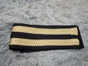 Detail eines schwarzen Stoffgürtels mit zwei parallelen goldenen Stickereiborten