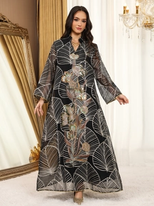 Elegante abito lungo in rete nera con ricamo di foglie bianche e paillettes floreali colorate