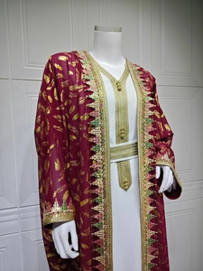 Détails des motifs de plumes dorées et broderies de paillettes sur un caftan en mousseline