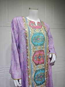 Détail de la robe lavande marbrée avec broderie ethnique complexe et bordure dorée