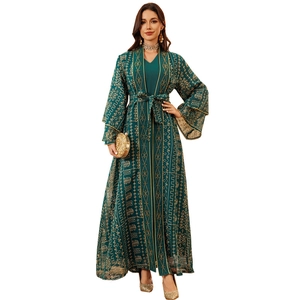 Robe longue élégante vert émeraude brodée avec motifs géométriques dorés et ceinture