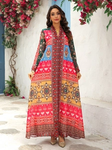 Détail de la robe longue à imprimé ethnique avec motifs géométriques et décolleté en V