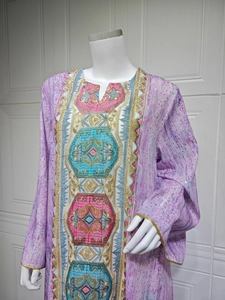 Détail de la robe caftan violette avec broderies complexes roses et dorées et sequins