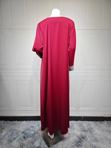 Vue arrière d'une robe caftan rouge foncé avec des bordures géométriques sur les manches