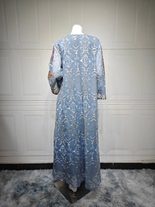 Détails du dos d'une robe de soirée bleu clair avec broderie complexe sur les manches