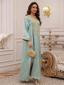 Broderie florale dorée détaillée sur une robe caftan bleu clair avec col en V de luxe