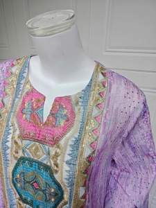 Détails de broderies et de paillettes sur cette tunique ethnique de couleur violette