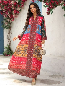 Détail d'une robe longue ethnique avec col en V et motifs géométriques colorés