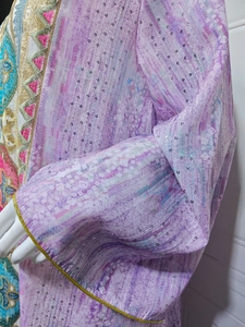 Détail d'une robe imprimée lavande avec des sequins et des broderies dorées fines