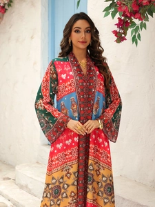 Gros plan détaillé du caftan ethnique coloré avec motifs géométriques et strass brillants
