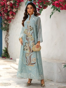 Elegante abito lungo in tulle azzurro con ricami floreali e paillettes in stile etnico.