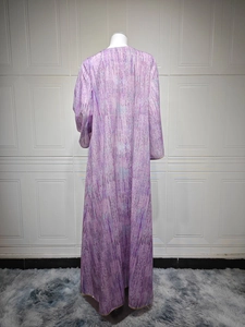 Détail de l'ourlet doré élégant sur cette longue robe abaya violette imprimée pour femme