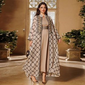 Elegantes zweiteiliges beiges Maxikleid mit goldbestickter Strickjacke und Pailletten
