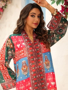 Détail de la robe longue à imprimé ethnique avec paillettes et bijoux bohèmes