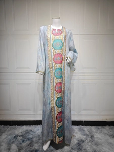 Détail de l'Abaya bleu clair avec broderie géométrique et bordure dorée ondulée