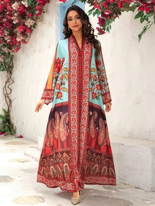 Détail d'une robe maxi en mousseline à imprimé paisley coloré avec bordure rouge