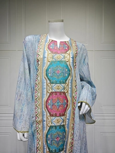Détails de broderies ethniques et paillettes sur robe kaftan bleue à fleurs