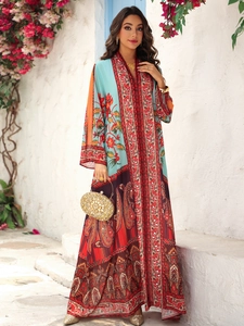 Gros plan sur l'imprimé cachemire et les strass de cette robe longue en mousseline