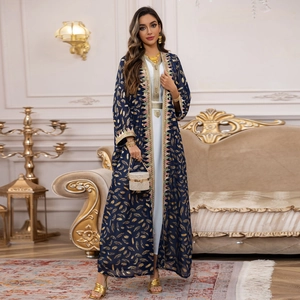 Ensemble abaya trois pièces en mousseline avec imprimé plumes dorées et garniture pailletée