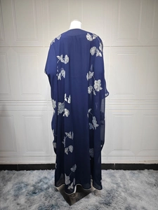 Vue arrière d'un caftan bleu marine avec broderies argentées et silhouette fluide élégante