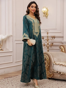 Détails de la robe caftan vert foncé avec broderies dorées et motifs paisley élégants